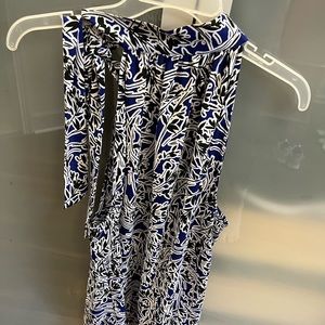 Worthington sleeveless blouse with tie neck